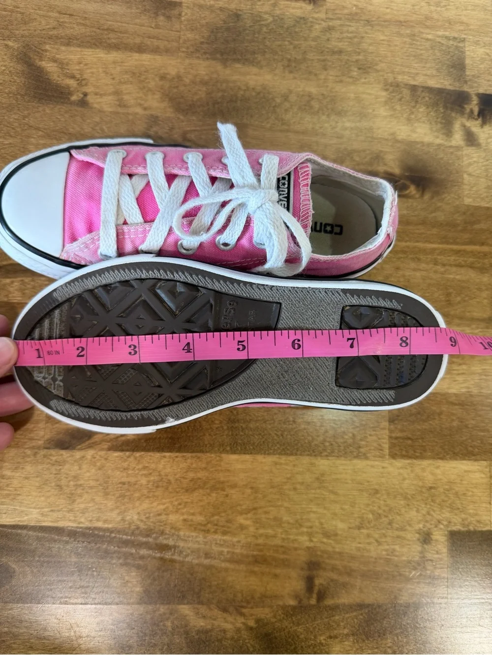 Converse Kids Low Top Sneakers - Pink and White- size 13 Youth- video in listing